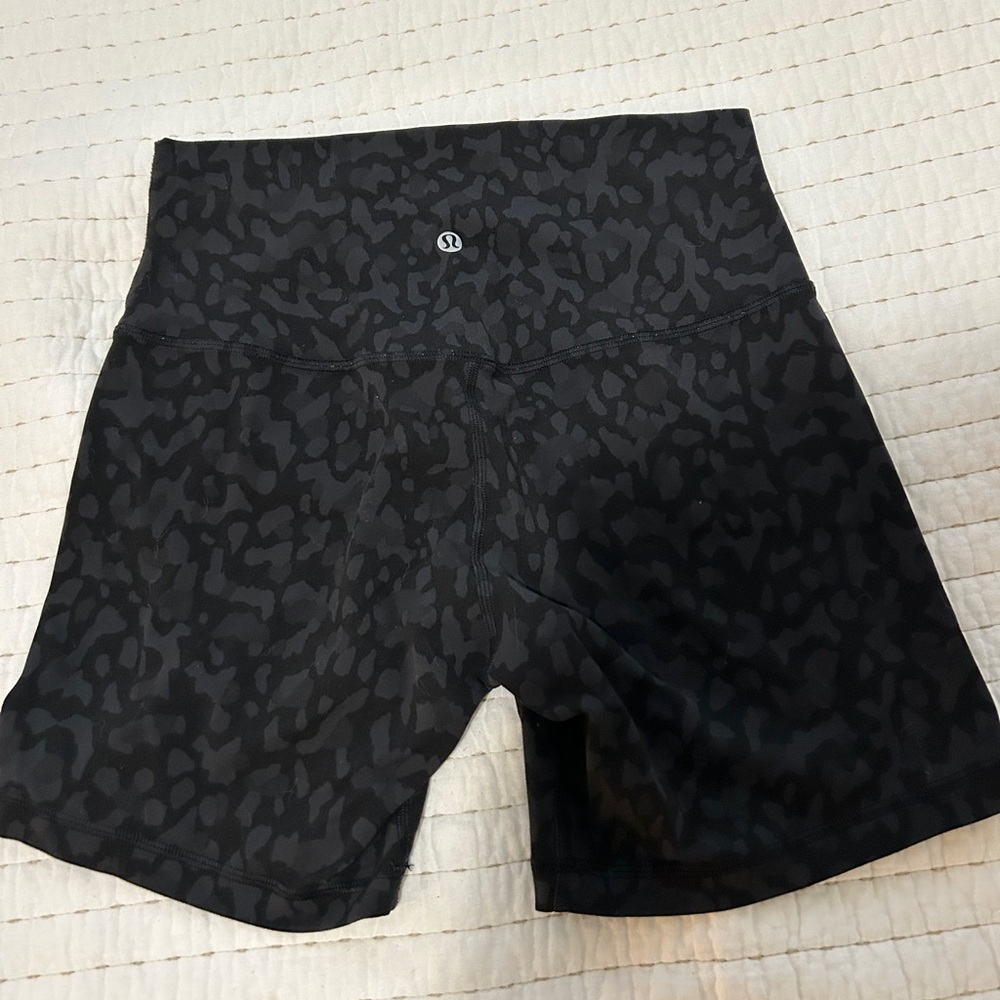 Lululemon Womens Align High Rise Shorts 6” lnseam Size 8 Black Leopard Camo